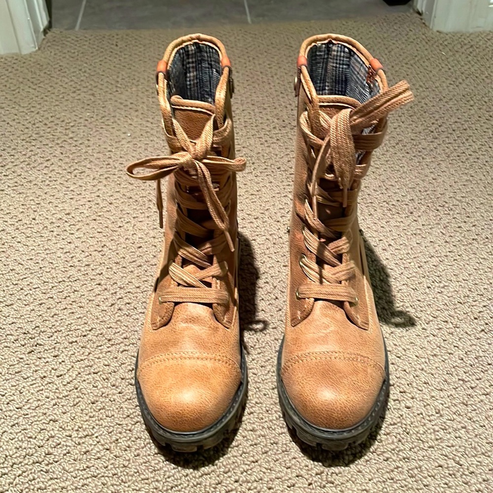 Roxy women’s brown/tan boots - never worn.